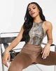 Топ Missguided TJC3100466 38 зміїний принт хакі - изображение 1