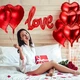Романтичний набір декорацій з кульками та пелюстками Love на Романтичний вечір, День Святого Валентина | 8 березня подарунок | для дівчини фольговані кульки у вигляді серця - зображення 2