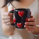 Кружка с красными сердцами Прикосновение любви для романтического подарка любимому глянец эффектная черная 500 мл - изображение 2
