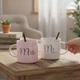 Набір парних порцелянових чашок Mr&Mis 2 шт по 400 мл з ложками, Парні чашки порцелянові кружки подарункові для пари на подарунок до дня святого Валентина Білий і рожевий - зображення 1