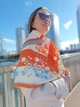 Шовкова хустина Liane House Квітуча Краса розміром 90x90 см червона - зображення 4
