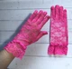 Рукавички жіночі мереживні короткі з оборкою вечірні Honey Fashion Accessories S/M/L яскраво-рожевий (7-14) - зображення 5