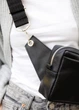 Женская кожаная сумка бананка Sambag Harvi черная 24×16×6 см (88213101) - изображение 4