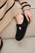 Жіночі замшеві туфлі PARADIZE SHOES чорного кольору з пряжкою-регулятором збоку 40 розмір (устілка 26,6 см) - зображення 6