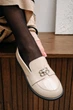 Женские элегантные лаковые кожаные туфли PARADIZE SHOES бежевого цвета с декоративной пряжкой спереди 37 размер (стелька 24,5 см) - изображение 3