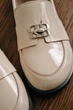 Женские элегантные лаковые кожаные туфли PARADIZE SHOES бежевого цвета с декоративной пряжкой спереди 37 размер (стелька 24,5 см) - изображение 4