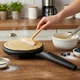 Электроблинница погружная для тонких блинов Pancake Pan 600 Вт, электрическая блинница с антипригарным покрытием, автоматическая блинница с тарелкой и венчиком, компактная электросковорода для завтраков, Чёрная, LY-456-Black - изображение 1