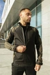 Костюм мужской Intruder iForce & Hope демисезонный комплект Softshell Light без флиса влагозащитная куртка с прорезиненными змейками и штаны на манжетах чёрно-хаки/XL - изображение 3