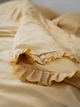 Комплект постільної білизни Cozy з рюшами золотий Для немовлят 90*120 см, простирадло 60*120*12 см на резинці - зображення 2