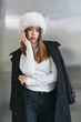 Женская шапка из искуссвенного меха FURGLAM молочная с подкладом - изображение 3