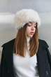 Женская шапка из искуссвенного меха FURGLAM молочная с подкладом - изображение 4