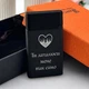 Зажигалка газовая подарочная с гравировкой для мужчины металлическая с турбопламенем черная в коробочке - зображення 7