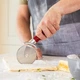 Ніж для піци KitchenAid Classic KHA113OHEREG 24.5 см червоний - зображення 5