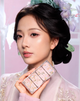 Палетка хайлайтер + контур + бронзер Flower Knows (Флавер Ноуз) Butterfly Cloud Collar Embossed Highlight & Contour Palette 16 г — 02 Tawny Tea - изображение 7