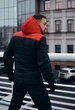 Куртка зимняя мужская Frost теплая на флисе с отстегивающимся капюшоном влагозащитная с карманами чёрно-красная/M - изображение 2