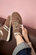 Демисезонные кроссовки PARADIZE SHOES замшевые темно-бежевого цвета с кожаными белыми элементами на двухцветной низкой подошве 40 размер (стелька 26,2 см) - изображение 2
