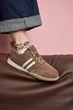 Демисезонные кроссовки PARADIZE SHOES замшевые темно-бежевого цвета с кожаными белыми элементами на двухцветной низкой подошве 40 размер (стелька 26,2 см) - изображение 4
