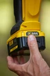 Кущоріз акумуляторний Stanley FatMax, 20 В, 4 Ач, довжина ножа 55 см, діаметр гілок 19 мм, 1 акумулятор і зарядний пристрій, вага - изображение 5