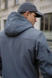 Мужская куртка Intruder Softshell удлиненная с защитой горла водоотталкивающая с капюшоном и с 4 карманами серая/3XL - изображение 7