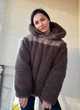 Куртка женская Lady Yep 9055 мех тедди комбинированный оверсайз с капюшоном 44–48 коричневая - изображение 1