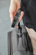 Миниатюрные весы для багажа пластиковые серые Topmove Traveler (407717) - изображение 1