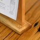 Настольный держатель меню Inko Horeca под лист A5 дубовый с прижимом TT409A5 - изображение 5