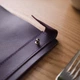 Кожаная папка А5 Inko Horeca с фиксацией на резинке и кобурным винтом ШМ07А5 Темно Фиолетовый - изображение 4