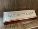 Настольная табличка «Sapientia Sat» в подарочной коробке - изображение 2