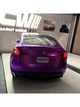 Колекційна модель Tesla Model Y із зарядною станцією, 1:24, фіолетовий металік - изображение 15