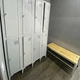 Шкаф для одежды металлический Emby ШОМ-300/2/4 разборный на 4 секции с полками вентиляцией и замками для школы детского сада офиса или спортзала Светло-серый - изображение 5