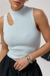 В'язана коротка майка з вирізом - блакитний колір, ONE SIZE - изображение 4
