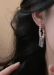 Серьги женские длинные жемчуженки с цепочками Fashion Jewelry Серебристые с белым 20443 - изображение 6