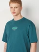 Футболка хлопковая длинная мужская Puma Essentials Graphics 69202341 XL Emerald Ice с принтом (4069161732515) - изображение 4