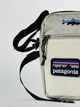 Водонепроникна сумка через плече зі зйомним патчем Patagonia у сірому кольорі. - зображення 6