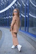 Классический детский брючный костюм для девочки (жакет на подкладке + штаны на резинке) 134-140 бежевый - изображение 3