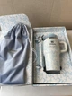 Термокружка Stanley 1913 x LoveShackFancy Coquette Bow – Winter Ice® H2.0 FlowState™ Tumbler | 20 OZ 591 мл в подарочной коробке белый с рисунком - изображение 6