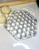 Пельменница форма для приготовления пельменей металлическая алюминиевая 37 ячеек 27 см классическая домашняя пресс форма лепки теста ручная пищевой алюминий кухонный инструмент для быстрого формирования многоразовая долговечная компактная толстостенная - изображение 5
