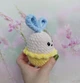 Пасхальный декор вязаная игрушка Зайчик в виде пасхального яйца 13 см, желто-голубой - изображение 3