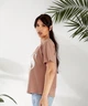 Футболка жіноча з куліра з принтом та вільним кроєм весняна G&M k-128379 42-46 Розмір кольору мокко - зображення 4