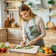Кухонная разделочная доска антибактериальная из пищевой нержавеющей стали со встроенным точилом для заточки ножей нарезки продуктов мяса рыбы овощей и фруктов для кухни универсальная прочная профессиональная двухсторонняя с противоскользящими ножками - изображение 5