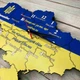 Подарунок вчителю, годинник у формі мапи України, патріотичний настінний годинник A1074 - изображение 3