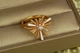 Кольцо Xuping Jewelry Гольчатая астра с белой керамикой р 18 золотистое - изображение 1