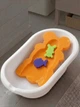 Мягкий поролоновый матрасик вкладыш в детскую ванночку для купания новорожденных коврик вставка губка для малышей подкладка горка для ванны анатомическая форма для младенцев грудничков с рождения 0+ оранжевый - изображение 6
