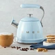Чайник SMEG зі свистком ретро-дизайн 2.3 л Ніжно-блакитний - зображення 4