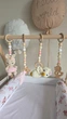 Підлоговий мобіль BABY GYM з іграшками, стійка Монтессорі, тренажер для немовлят, дівчатка Зайченя та Гусеня - зображення 3