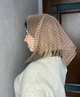 Легкий фатиновый платок 70*70 см бежевый с черным горошком 2 - изображение 4