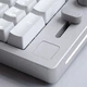 Plakietka Glorious GMMK Numpad Badge White Ice (GLO-ACC-NP-BB-W) - obraz 2
