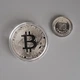 Сувенирная серебристая монета Биткоин (Bitcoin, BTC) на подарок в капсуле - изображение 6