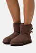 Уггі жіночі UGG Mini Classic 2 Bailey Bow Chocolate 40 - изображение 3