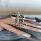 Серебряное кольцо с фианитами, вес изделия 2,59 гр (2190660) - изображение 5